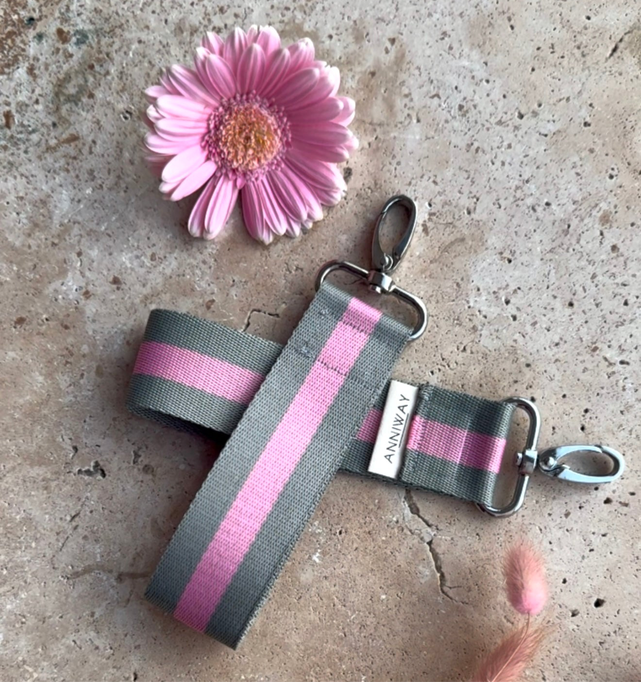 Anhänger für Schlüssel grau rosa