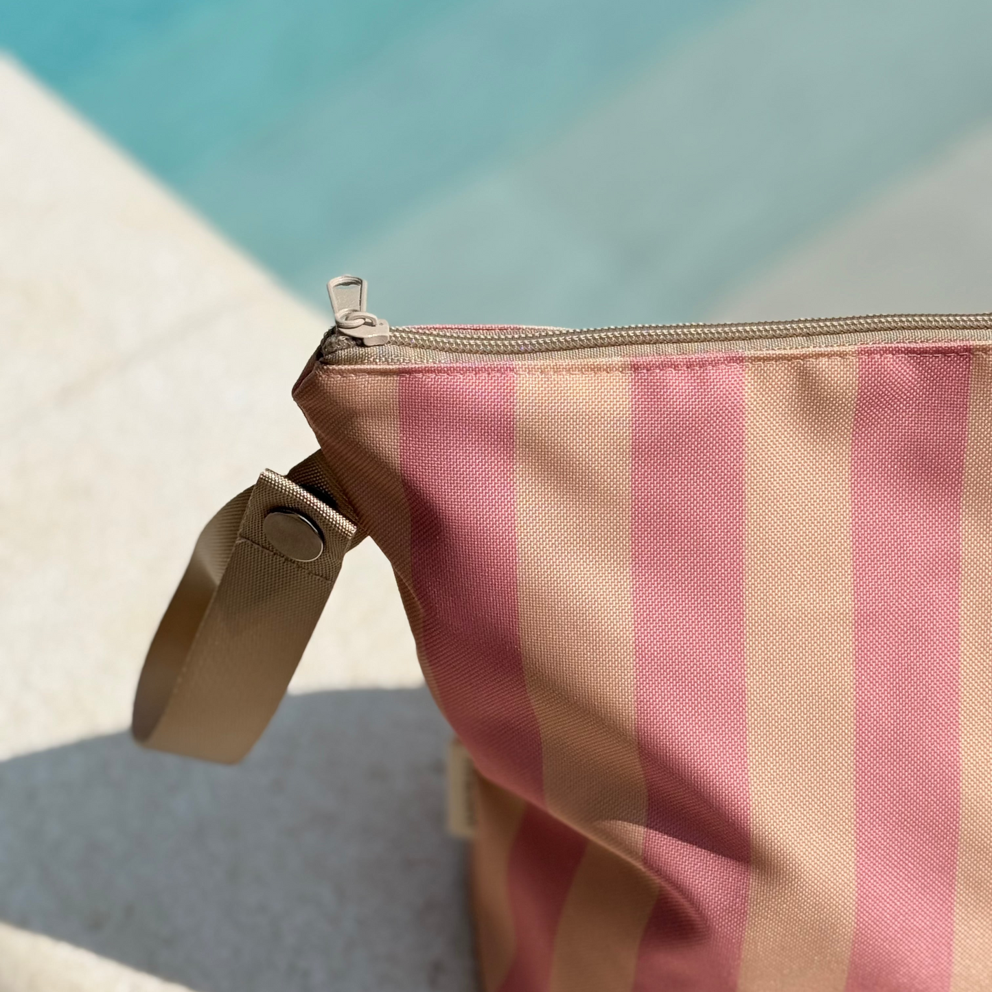 Aquabella Wetbag Pfirsich Rosa gestreift mit Reißverschluss und Druckknopf zum Aufhängen
