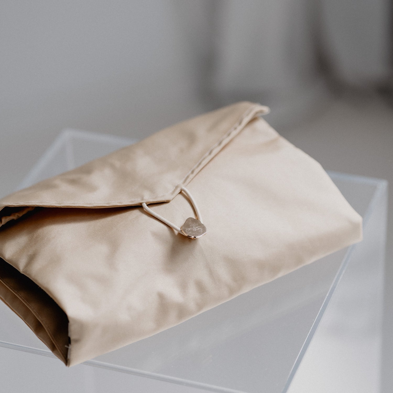 Littlebella
Wer kennt es nicht. Ihr bekommt eine Windeltasche geschenkt oder kauft eine und könnt diese nicht lange nutzen?! Deshalb gibt es die Littlebella. Nach dem Einsatz einer Windeltasche, könnt ihr Sie auch als Kosmetiktasche etc. nutzen.