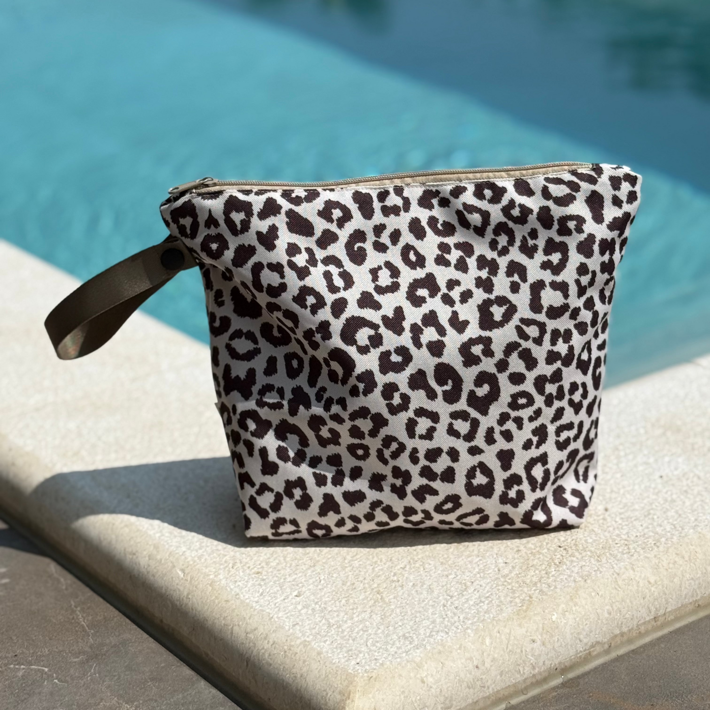 Aquabella Wetbag Leo Schwarz wasserabweisende Nasstasche für Kita, Schwimmbad und Reisen von Anniway
