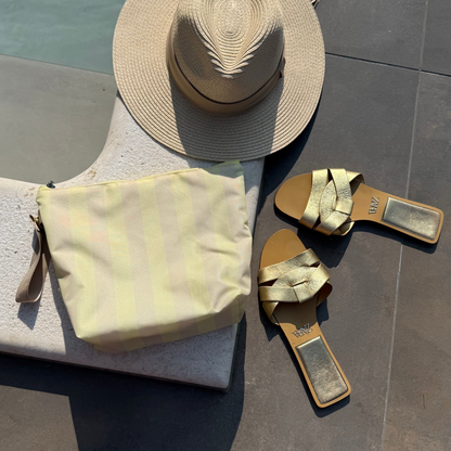 Aquabella Wetbag Butteryellow am Pool mit Sommerdeko, Sonnenbrille und Badeaccessoires